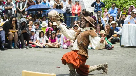 Un banquete para el difunto Don Quijote, La Bomba Teatro en el CNA. Foto: Cortesía.