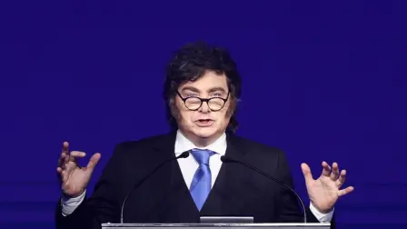 El presidente argentino, Javier Milei, llamó este jueves a coordinar a la derecha latinoamericana frente a la izquierda, a la que acusó de “colonizar” instituciones, universidades y medios, durante un encuentro ultraderechista celebrado en Santiago.