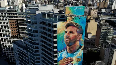 Tras el adiós de Messi a la selección argentina, los hinchas sueñan con que termine su carrera en el club que lo vio partir, Newell's Old Boys. La casa natal del crack se ha convertido en lugar de peregrinación.