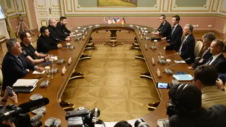 El presidente de Ucrania asiste a una reunión con los enviados especiales de EU: Steve Witkoff  y Jared Kushner (yerno del presidente Trump).