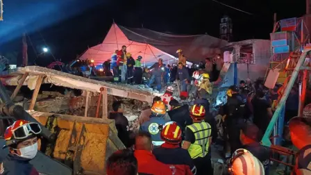 Personal de emergencias trabaja en la zona donde explotó pirotecnia, en la comunidad de Santa María Canchesda, Temascalcingo.