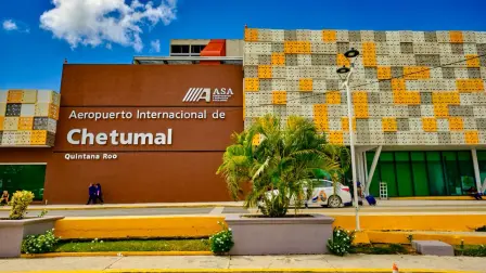 Fachada del aeropuerto de Chetumal, Quintana Roo.