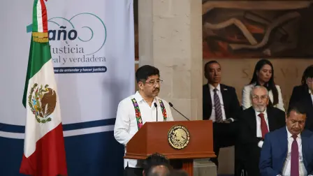 El ministro presidente de la Suprema Corte, encabeza su informe de actividades, denominado “Un año de justicia real y verdadera. Una nueva forma de entender y hacer justicia”,  acompañado de la presidenta Claudia Sheinbaum y demás autoridades federales, en el área de Murales del edificio sede de la Suprema Corte de Justicia de la Nación. Foto EE: Eric Lugo