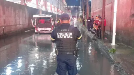 Combi atrapada por inundaciones en Tultitlán.