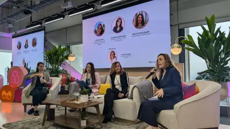 Pamela Cerdeira, periodista, conductora y columnista, Ana María Olabuenaga, publicista y columnista, Viridiana García, oficial nacional del sector de Comunicación e Información de la Unesco y María Cristina Capelo, líder de Seguridad de Meta para América Latina.
