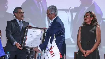 Francisco Ayza, director general de El Economista, recibe el premio en la UAEH.