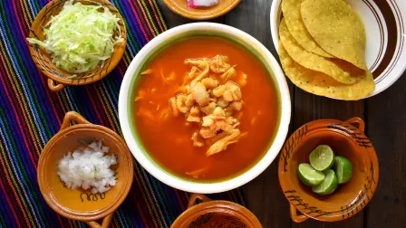 El pozole y los antojitos encabezan los pedidos durante la noche del 15 de septiembre.
