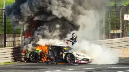 Loek Hartlog, rescatando a Ollie Millroy tras su accidente en Shanghai.