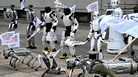 Decenas de robots "exigen" regular la Inteligencia Artificial en una manifestación en Polonia
La protesta tuvo lugar frente al Ministerio de Asuntos Digitales de Polonia para pedir mayores controles sobre el desarrollo y uso de la inteligencia artificial. La actividad fue organizada por Democratism, una iniciativa que busca abrir el debate sobre el impacto que están teniendo la inteligencia artificial y la robotización en el mercado laboral. Polonia aprobó en julio una ley para adaptarse a la normativa europea en la materia, pero los organizadores exigen darse prisa antes de que "sea demasiado tarde".