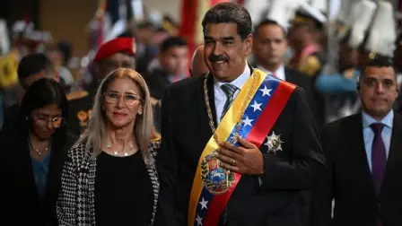 La esposa del derrocado presidente venezolano Nicolás Maduro, Cilia Flores, procesada por tráfico de drogas en Estados Unidos, donde está detenida en la misma prisión que su marido, solicitó el arresto domiciliario tras alegar problemas cardíacos.