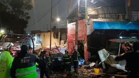 El inmueble, cuya planta baja se utilizaba como establecimiento comercial dedicado a la venta de alimentos, presenta daños severos y será evaluado por las autoridades.