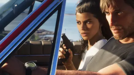 Una mujer empuña una pistola sentada en el asiento del copiloto de un descapotable que conduce un hombre joven.Lucia y Jason en una captura de pantalla de Grand Theft Auto VI.
