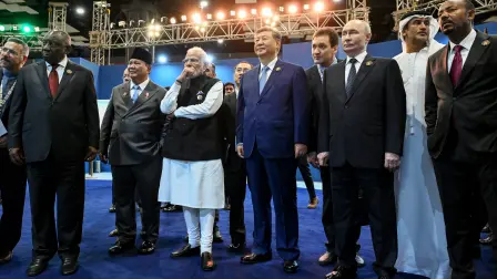 Líderes de los países BRICS recorren la exposición “Bharat Innovates” durante la 18ª Cumbre del bloque en Nueva Delhi.