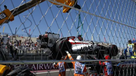 El monoplaza de Oliver Bearman, de Haas-Ferrari, es retirado tras un accidente durante la tercera práctica del Gran Premio de España de Fórmula 1, en Madrid. Foto: Pierre-Philippe Marcou / AFP.