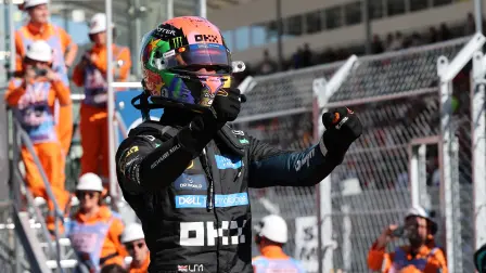Lando Norris, de McLaren-Mercedes, celebra tras conseguir la pole position para el Gran Premio de España de Fórmula 1, en Madrid.