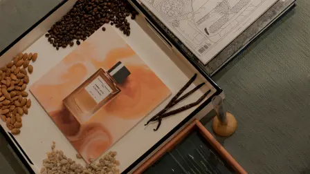 Ambre Latte reúne leche de almendras, caramelo, vainilla, haba tonka y maderas ambaradas en una composición gourmand contemporánea y envolvente.