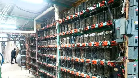 Un policía resguarda un inmueble asegurado en Tlaola, Puebla, presuntamente utilizado para operar equipos especializados de minería de criptomonedas. Foto: Secretaría de Seguridad Pública de Puebla / Reuters.