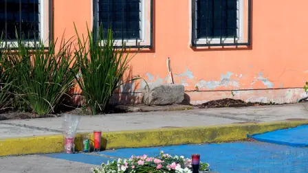 Vista de un homenaje en honor a Claudia Tacoronte Aguilera, una estudiante española asesinada a la entrada de la Casa de la Cultura en Cuautla, Morelos.