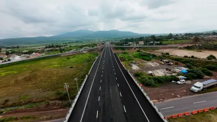 Construcción de carretera en Michoacán.