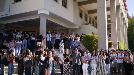 Participantes en el minuto de silencio convocado por la Universidad de Granada en memoria de la estudiante Claudia Tacoronte Aguilera, asesinada en México. A 14 de septiembre de 2026 en Granada (Andalucía, España).