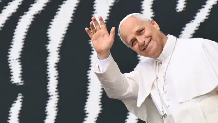 El papa León XIV puso fin a los recortes de los salarios de los cardenales y altos responsables del Vaticano decidida por su predecesor Francisco en 2021 debido a la pandemia de covid-19, según un decreto publicado este lunes.