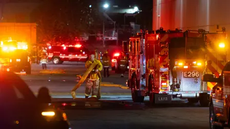 Tres personas fallecieron y una resultó herida tras la caída de un helicóptero en una zona comercial de Los Ángeles.