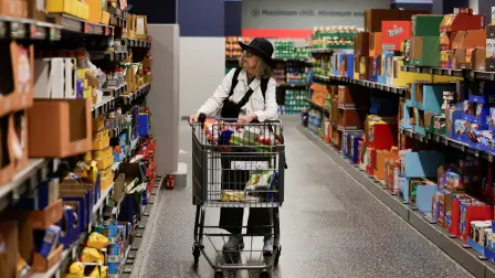 Una mujer de compras en una tienda en Nueva York. Foto: Reuters