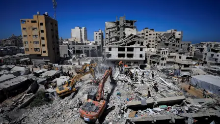 Trabajadores de la Defensa Civil continúan con las labores de rescate de un edificio que colapsó en Gaza. Foto: Reuters