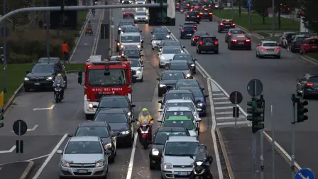 Automóviles en el distrito de Porta Nuova de Milán. Foto: Reuters