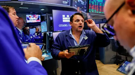Traders en el piso de remates de Wall Street.