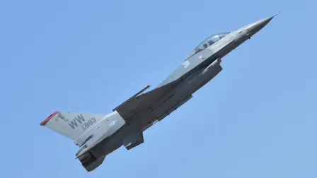 Un F-16 Fighting Falcon de la Fuerza Aérea de EU.