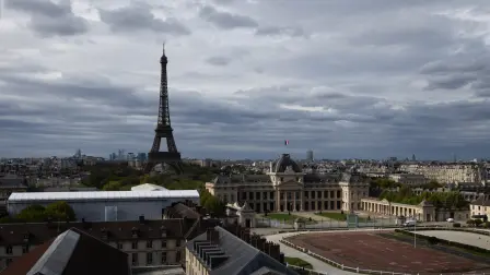 Vista de la Torre Eiffel y la Escuela Militar de París.