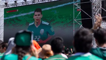 Aficionados mexicanos observan el partido entre México y Alemania del Mundial de Rusia 2018, en el que Hirving “Chucky” Lozano anotó el gol del triunfo. Tras ese encuentro, su nombre quedó asociado al cántico basado en Seven Nation Army.