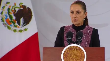 Claudia Sheinbaum durante su conferencia matutina en Irapuato, Guanajuato, donde habló sobre el aseguramiento de más de 59 millones de litros de hidrocarburos.