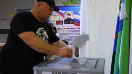 Un hombre emite su voto durante las elecciones parlamentarias de Rusia en un colegio electoral de la región de Belgorod, este 19 de septiembre.