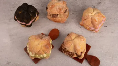 El pan de muerto es una de las tradiciones gastronómicas más representativas de México, ligada a las celebraciones de Día de Muertos y a la memoria familiar.