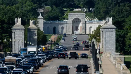 Vehículos circulan por el Puente Memorial cerca de Memorial Circle en Arlington , Virginia, el sitio propuesto para el "Arco del Triunfo" del presidente estadounidense Donald Trump.