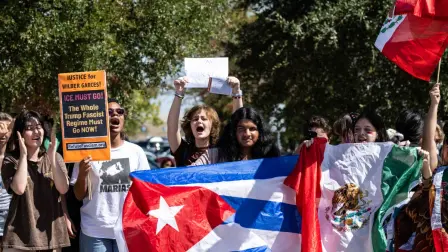 Estella, estudiante de 16 años con las banderas de Guatemala y México en sus mejillas, protesta junto a sus compañeros frente a la Corte Municipal de Pflugerville contra las acciones de ICE.