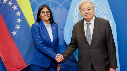 Delcy Rodríguez, estrechando la mano del secretario general de la ONU, Antonio Guterres, antes de la apertura de sesiones de la Asamblea General de las Naciones Unidas.