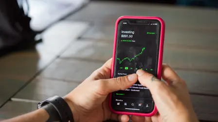 Actinver y Grupo Bolsa Mexicana de Valores señalaron que la digitalización redujo las barreras de acceso, pero México todavía necesita educación, confianza, acompañamiento y hábitos de inversión de largo plazo.
