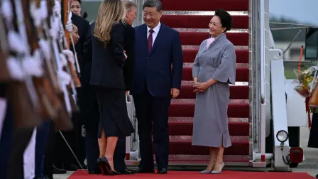 US President Donald Trump and First Lady Melania Trump greet Chinese President Xi Jinping and his wife Peng Liyuan upon arrival at Joint Base Andrews in Maryland on September 23, 2026. Xi is visiting the United States from September 23 to 25. (Photo by Brendan SMIALOWSKI / AFP)