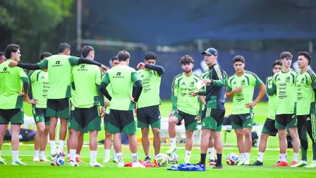 Mexico's national football team head coach Rafael Marquez talks to his players during a training session in Mexico City on September 23, 2026. Mexico will face Colombia and Peru in international friendly matches. (Photo by Alfredo ESTRELLA / AFP)