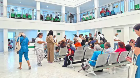 El estudio documenta cómo el país opera bajo una paradoja estructural: mientras la narrativa oficial proclama avances hacia un modelo universal, el 91% de las organizaciones de pacientes califica el servicio público de salud como deficiente o muy deficiente, y ninguna lo evalúa como excelente.