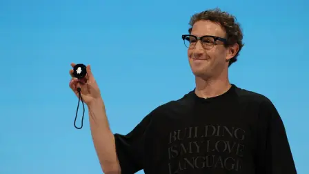 Mark Zuckerberg, director ejecutivo de Meta, presentó un pequeño dispositivo portátil llamado Meta Charm para utilizar su nuevo asistente de IA, Muse, con lo que amplía los esfuerzos de la empresa en materia de hardware más allá de sus exitosas gafas inteligentes.