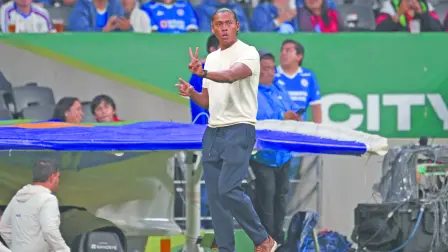 Cruz Azul's head coach Joel Huiqui gestures during the Liga MX Apertura football match between Cruz Azul and Atlas at the Ciudad de los Deportes Stadium in Mexico City on August 22, 2026. (Photo by Alfredo ESTRELLA / AFP)