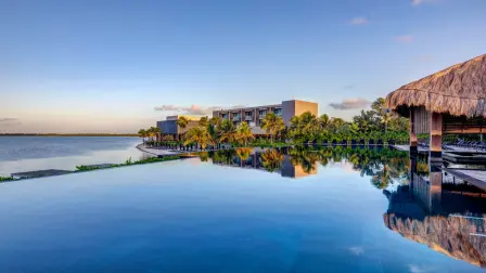 NIZUC Resort & Spa, en Cancún, se incorpora a la selección 2026 de la Guía Michelin con Una Llave Michelin.