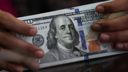 El peso mexicano cede terreno, perfilándose a registrar su peor semana desde marzo, después de que el Banxico mantuvo ayer sin cambios la tasa de interés.