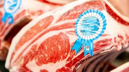 Chuletón de carne de vaca durante la inauguración del 38 Salón Gourmets, en Ifema Madrid, a 7 de abril de 2025, en Madrid (España).