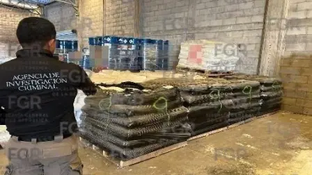Elementos federales aseguraron sustancias químicas, cargadores, cartuchos y equipo táctico durante un cateo en una bodega del poblado El Diez, Sinaloa.