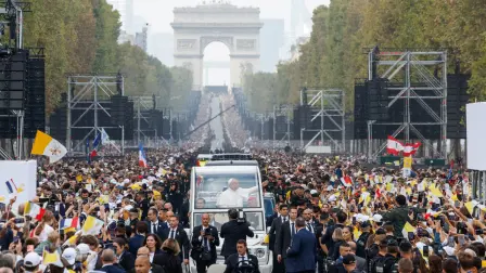 El papa León saluda desde el papamóvil camino a la Plaza de la Concordia para celebrar una misa al aire libre, durante su viaje apostólico de cuatro días a Francia.